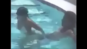 Coppia In Bikini Gode Del Sesso Anale In Piscina Bagnata