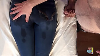 Happy End Für Einen Glücklichen Kerl, Der Ein Sexy Luder In Jeans Ficken Darf